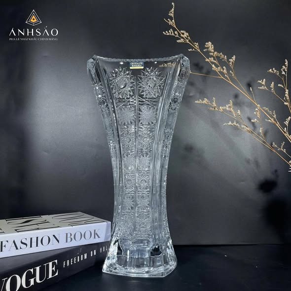 Lọ Hoa Pha Lê - Bí Quyết Nâng Tầm Đẳng Cấp Không Gian Sống Hiện Đại