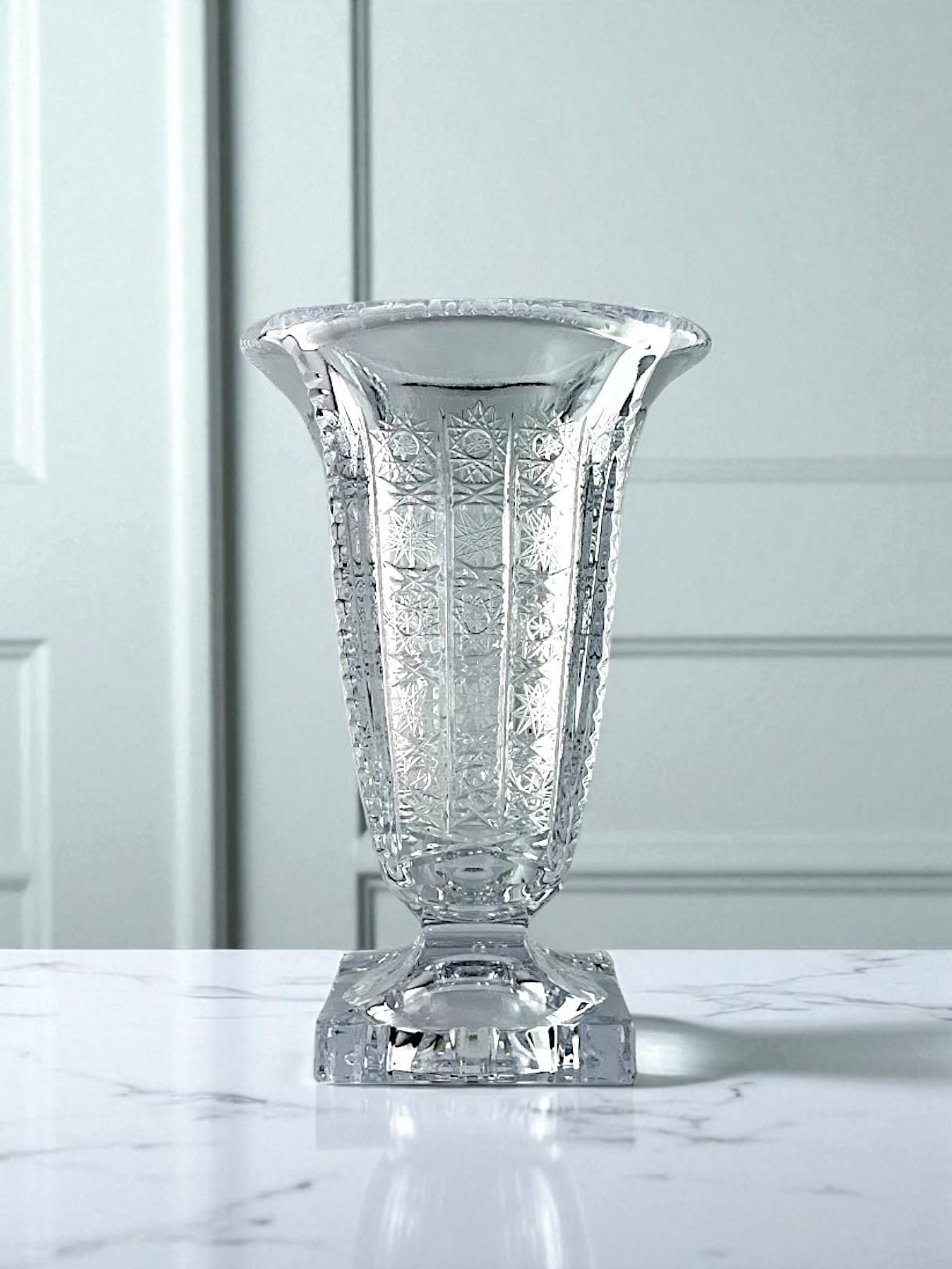 Top 3 Vị Trí Đặt Lọ Hoa Pha Lê Để Tăng Sắc Đẹp Cho Nhà Cửa