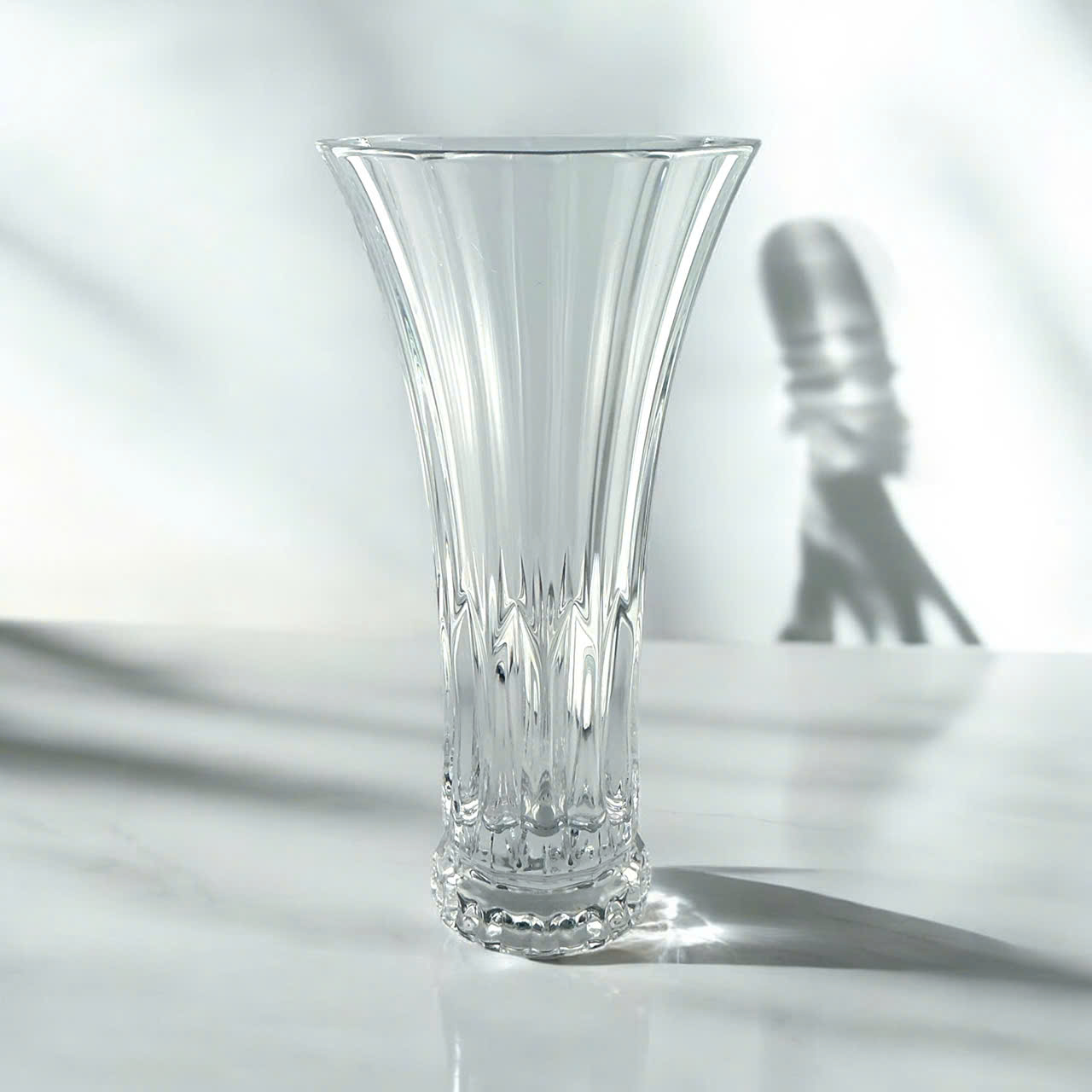 5 Lý Do Khiến Bạn Nên Chọn Lọ Hoa Pha Lê Làm Quà Tặng