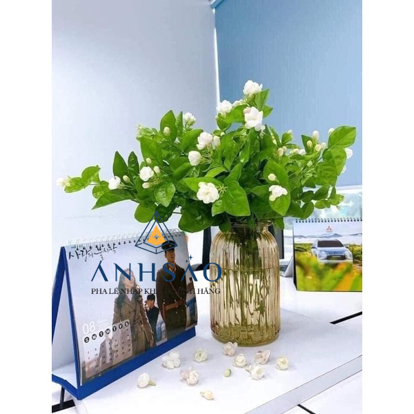 Lọ hoa pha lê: Sự tinh tế và sự sang trọng trên bàn làm việc